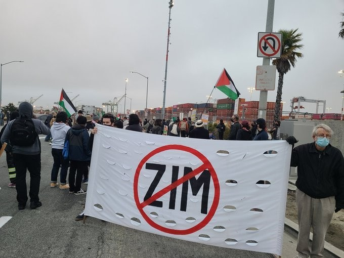 مناصرون لفلسطين يمنعون تفريغ سفينة "إسرائيلية" في ميناء نيوجيرسي الأميركي 1 EUTea