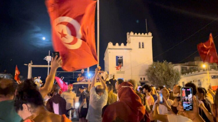 التونسيون يحتفلون في الشوارع بعد قرارات الرئيس بحل الحكومة وتجميد عمل البرلمان 1 668846 o