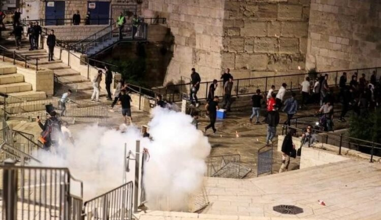 مواجهات بين المقدسيين وجنود الاحتلال في ساحة باب العامود بالقدس المحتلة 1 161922487832294200