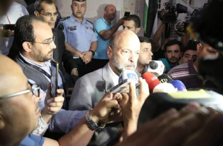 الحكومة والمعلمون.. خطوة أولى إلى الأمام 1 razzaz